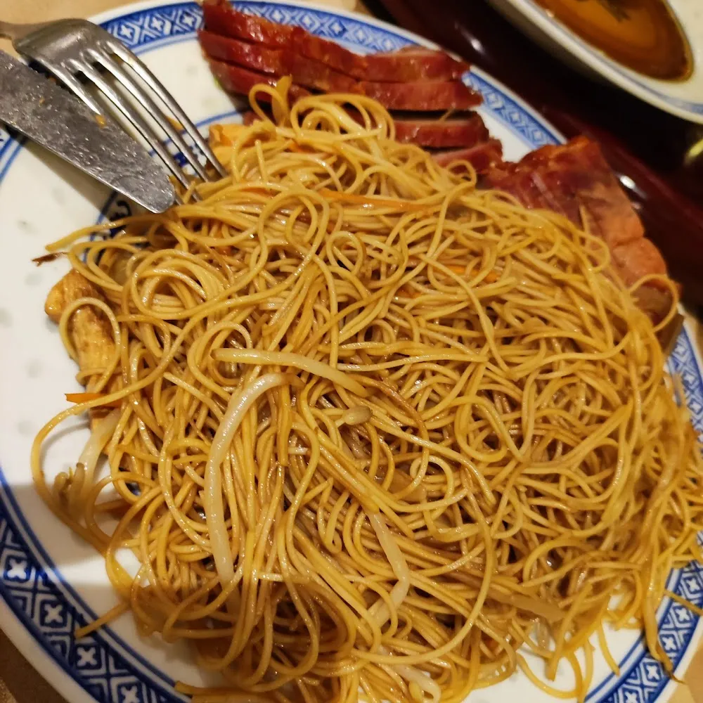 Porc Laqué Avec Nouilles Sautées